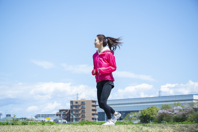 ランニングする女性